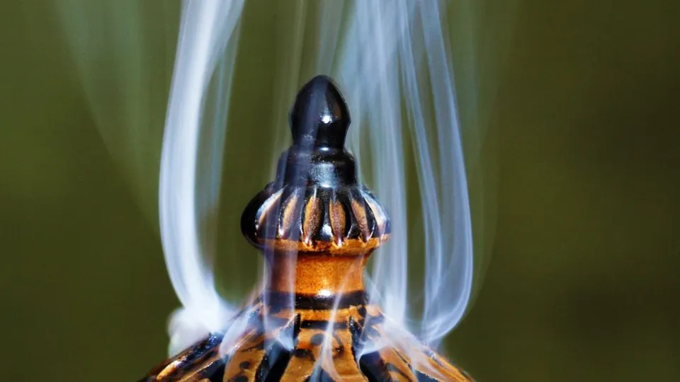Turibolo per incenso dal quale esce fumo